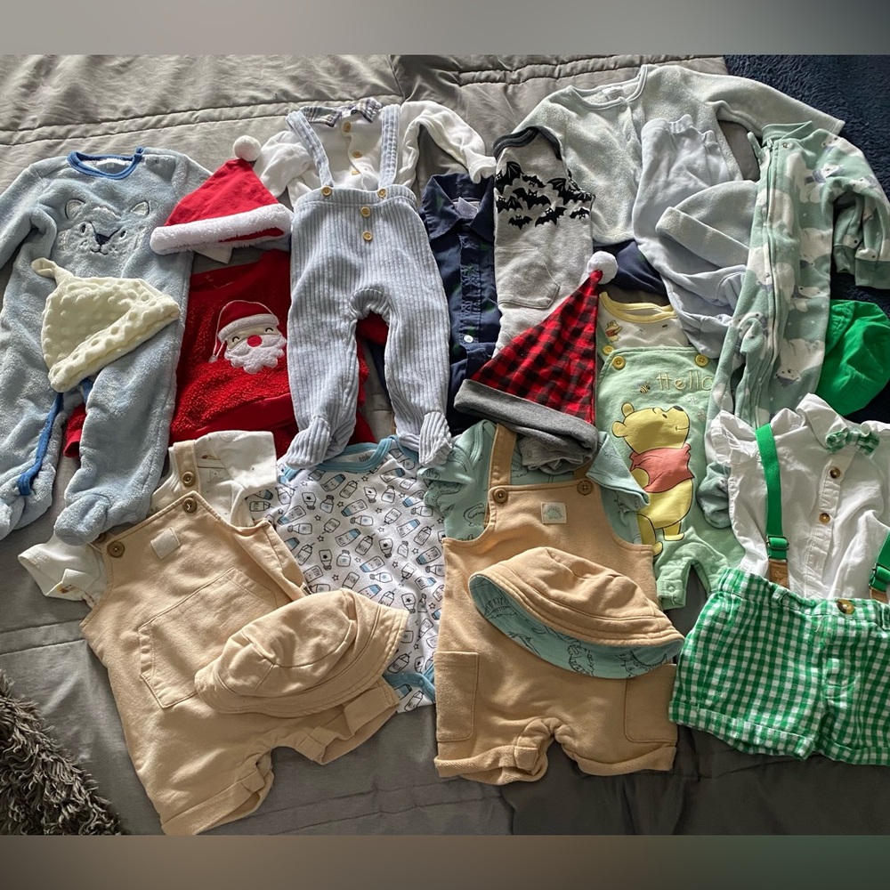 Assorted Baby Clothing Set with Festive Hats 6-9 months BUNDLE🩵🩵